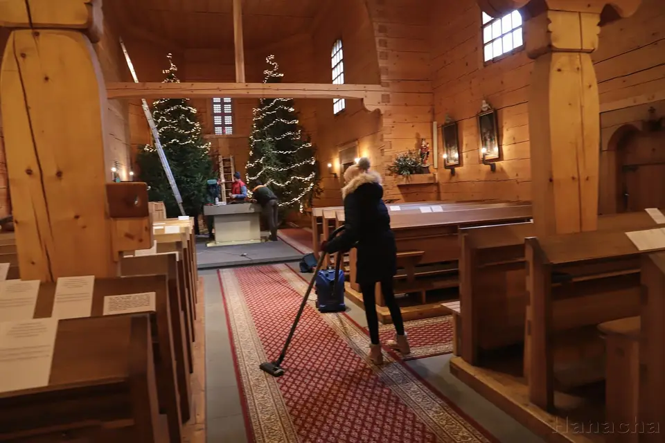 Příprava kostela na Vánoce 2021